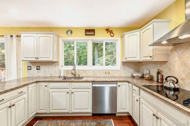 1 Valleywood Court W, Head Of The Harbor, NY 11780
