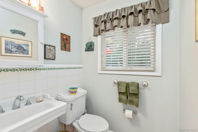 1 Valleywood Court W, Head Of The Harbor, NY 11780