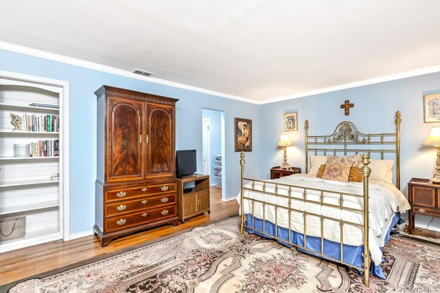 1 Valleywood Court W, Head Of The Harbor, NY 11780