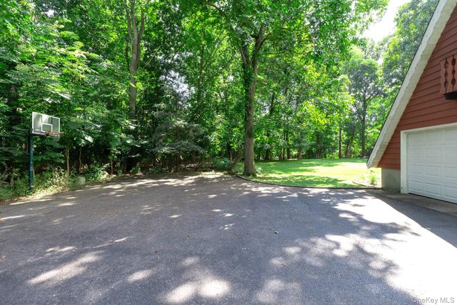1 Valleywood Court W, Head Of The Harbor, NY 11780