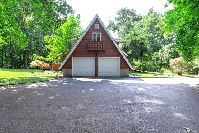 1 Valleywood Court W, Head Of The Harbor, NY 11780