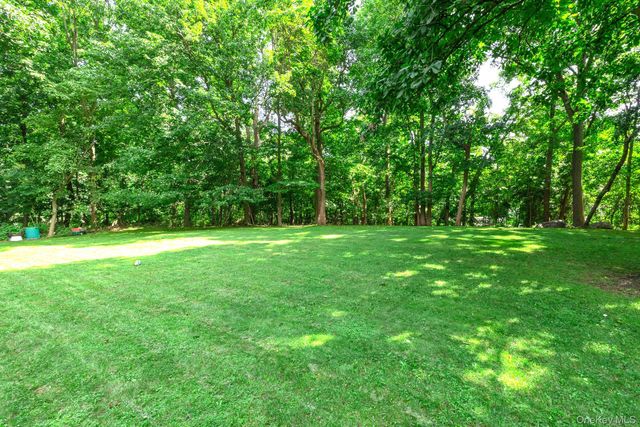1 Valleywood Court W, Head Of The Harbor, NY 11780