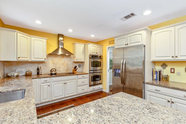 1 Valleywood Court W, Head Of The Harbor, NY 11780