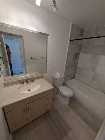 7360 SW 82nd St E202, Miami, FL 33143