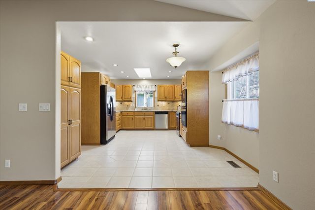 7239 W 15th Ave, Kennewick, WA 99338