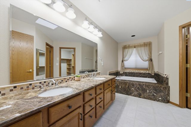 7239 W 15th Ave, Kennewick, WA 99338