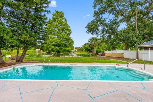 126 W GRAPEFRUIT CIRCLE, Clearwater, FL 33759