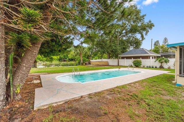 126 W GRAPEFRUIT CIRCLE, Clearwater, FL 33759