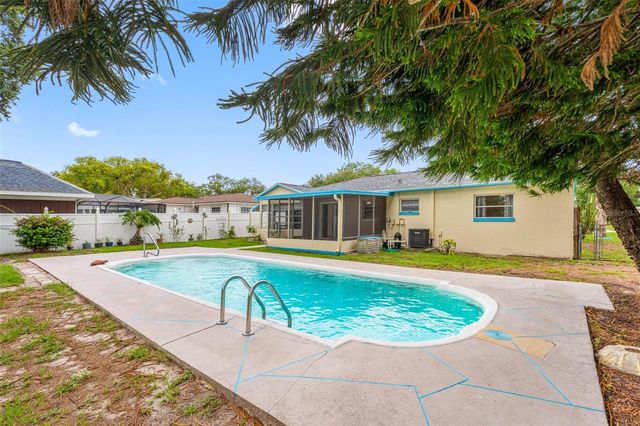 126 W GRAPEFRUIT CIRCLE, Clearwater, FL 33759