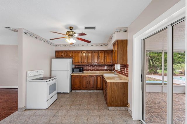 126 W GRAPEFRUIT CIRCLE, Clearwater, FL 33759