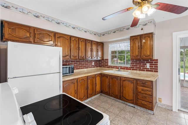 126 W GRAPEFRUIT CIRCLE, Clearwater, FL 33759