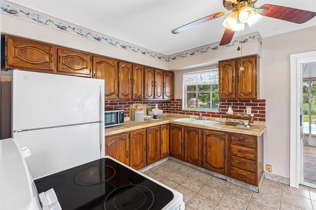 126 W GRAPEFRUIT CIRCLE, Clearwater, FL 33759