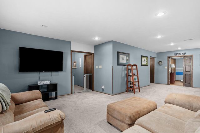 207 Silver DRIVE, Watertown, WI 53098