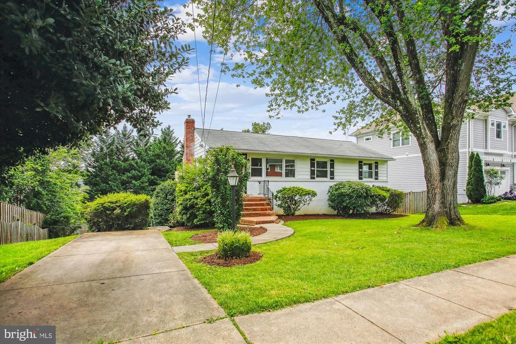 102 MOORE AVE SW, Vienna, VA 22180