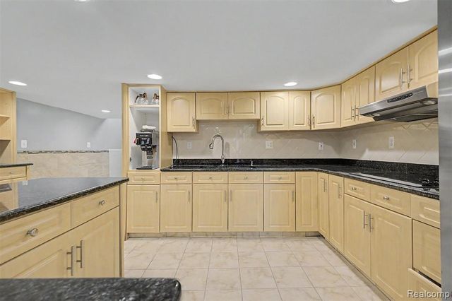 6140 Greenfield Road, Dearborn, MI 48126