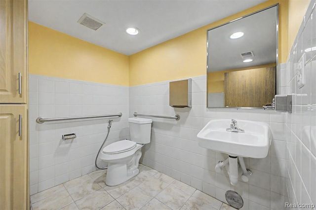 6140 Greenfield Road, Dearborn, MI 48126
