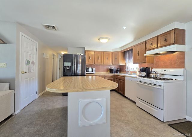 146 Webster Avenue, Ronkonkoma, NY 11779