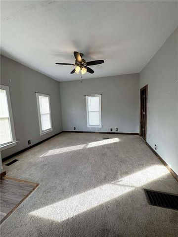 1215 E 4TH Street, Maryville, MO 64468