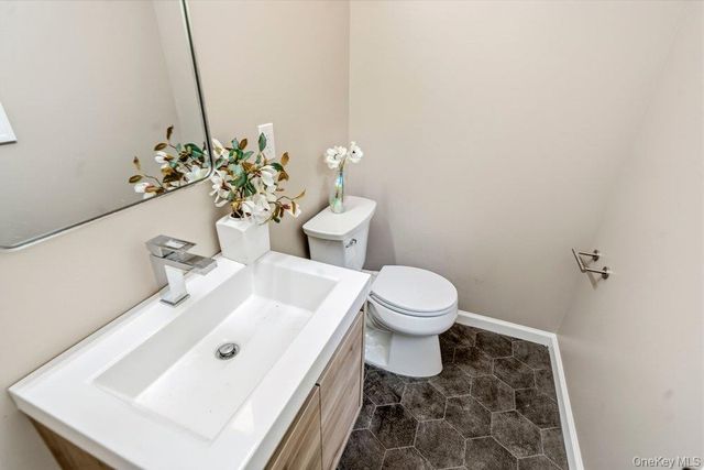 17 Tatterson Street, Roslyn, NY 11576