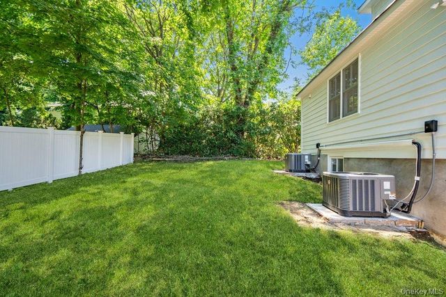 17 Tatterson Street, Roslyn, NY 11576