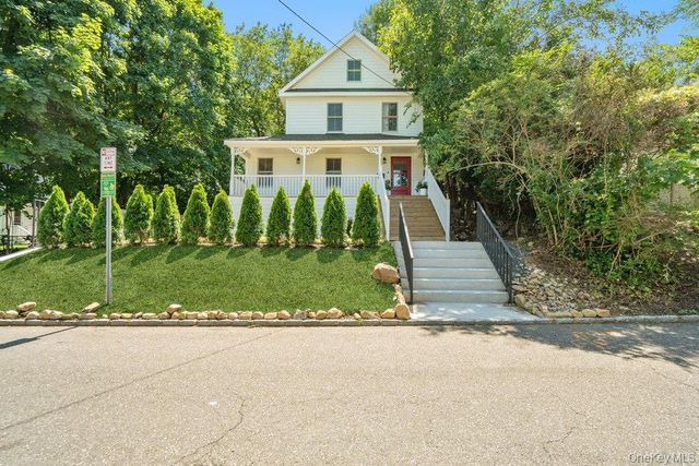 17 Tatterson Street, Roslyn, NY 11576