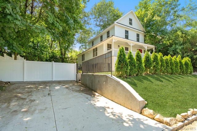 17 Tatterson Street, Roslyn, NY 11576