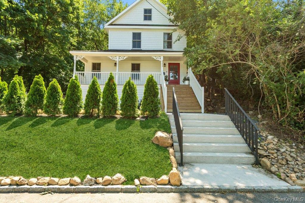17 Tatterson Street, Roslyn, NY 11576