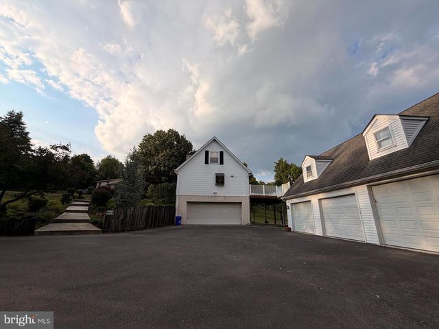 575 MULL AVE, Leesport, PA 19533