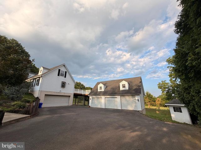 575 MULL AVE, Leesport, PA 19533
