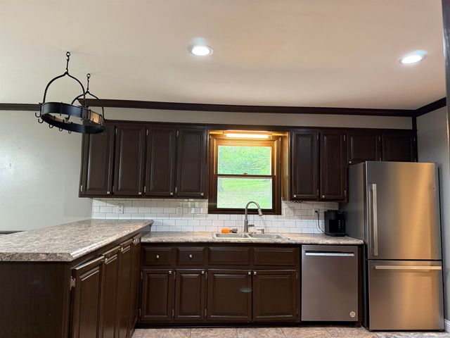 254 MOLLIE DR, Selmer, TN 38375