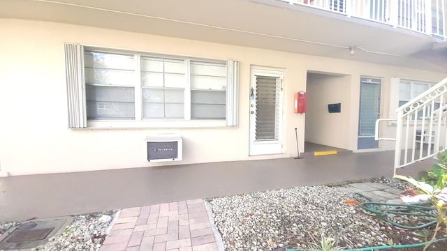 319 Chatham P, West Palm Beach, FL 33417