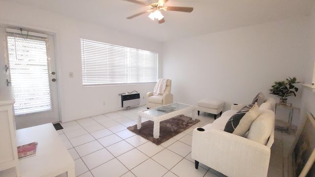 319 Chatham P, West Palm Beach, FL 33417
