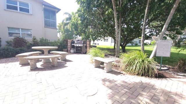 319 Chatham P, West Palm Beach, FL 33417