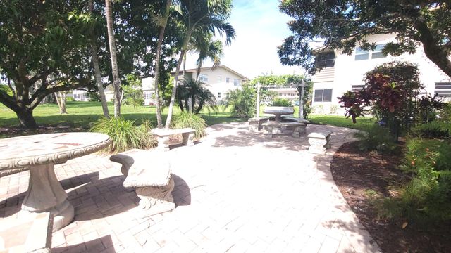 319 Chatham P, West Palm Beach, FL 33417