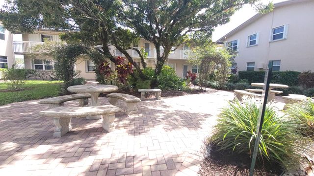 319 Chatham P, West Palm Beach, FL 33417