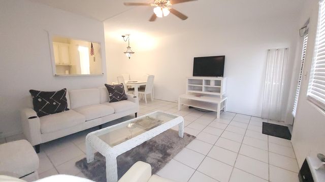 319 Chatham P, West Palm Beach, FL 33417