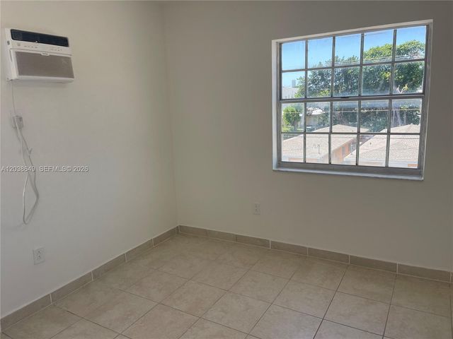 1043 NW 2nd St 14, Miami, FL 33128