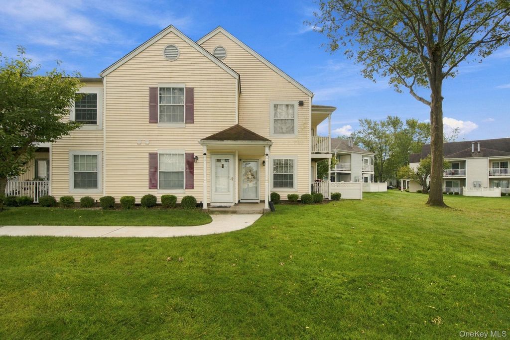 100 Fairview Circle, Middle Island, NY 11953 — photo 2
