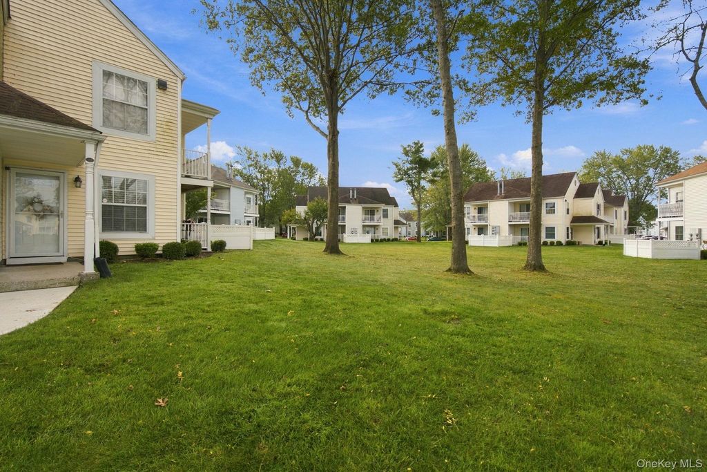 100 Fairview Circle, Middle Island, NY 11953 — photo 3