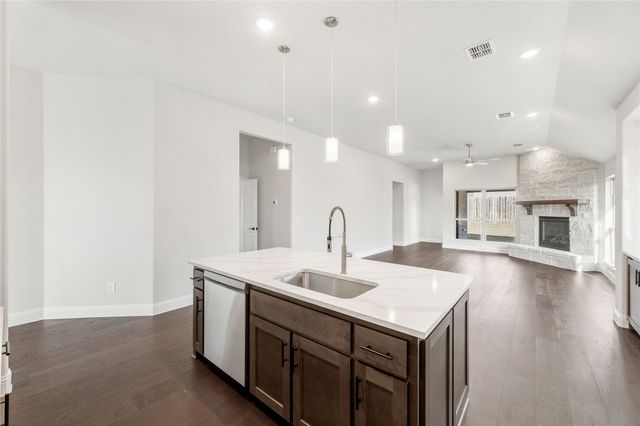 169 Creekside Drive, Sanger, TX 76266