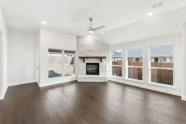 169 Creekside Drive, Sanger, TX 76266