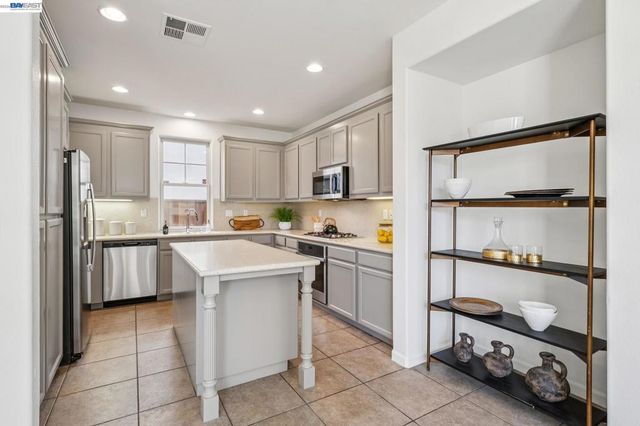 220 Hollister Avenue, Alameda, CA 94501