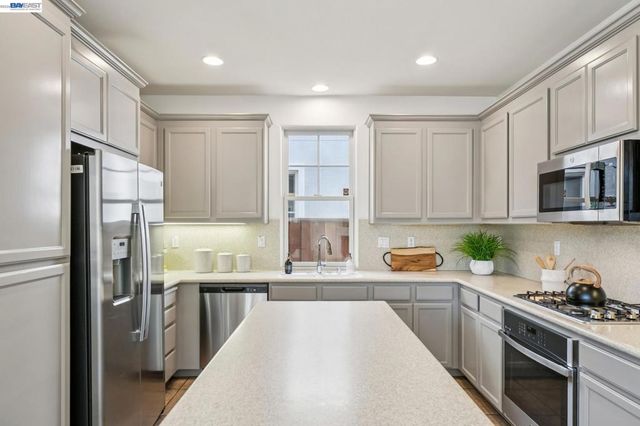 220 Hollister Avenue, Alameda, CA 94501