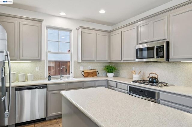 220 Hollister Avenue, Alameda, CA 94501