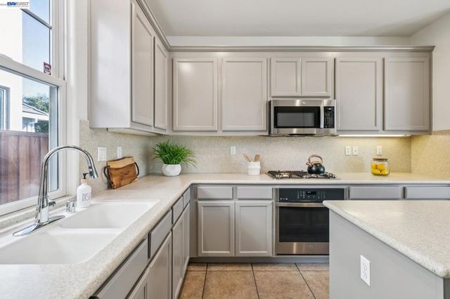 220 Hollister Avenue, Alameda, CA 94501