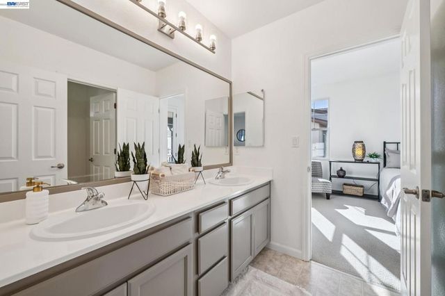 220 Hollister Avenue, Alameda, CA 94501