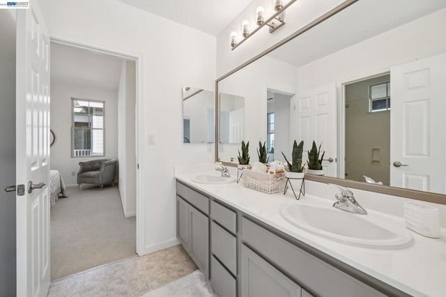 220 Hollister Avenue, Alameda, CA 94501