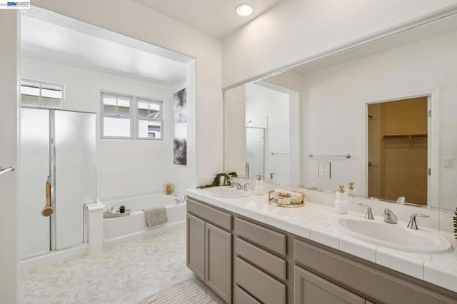 220 Hollister Avenue, Alameda, CA 94501