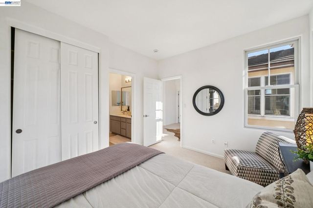 220 Hollister Avenue, Alameda, CA 94501