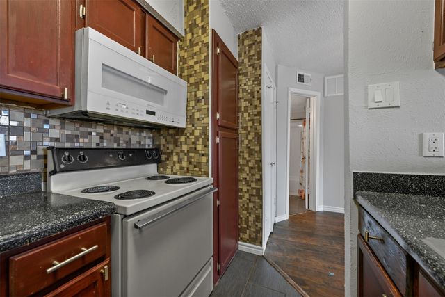 9520 Royal Lane 321, Dallas, TX 75243